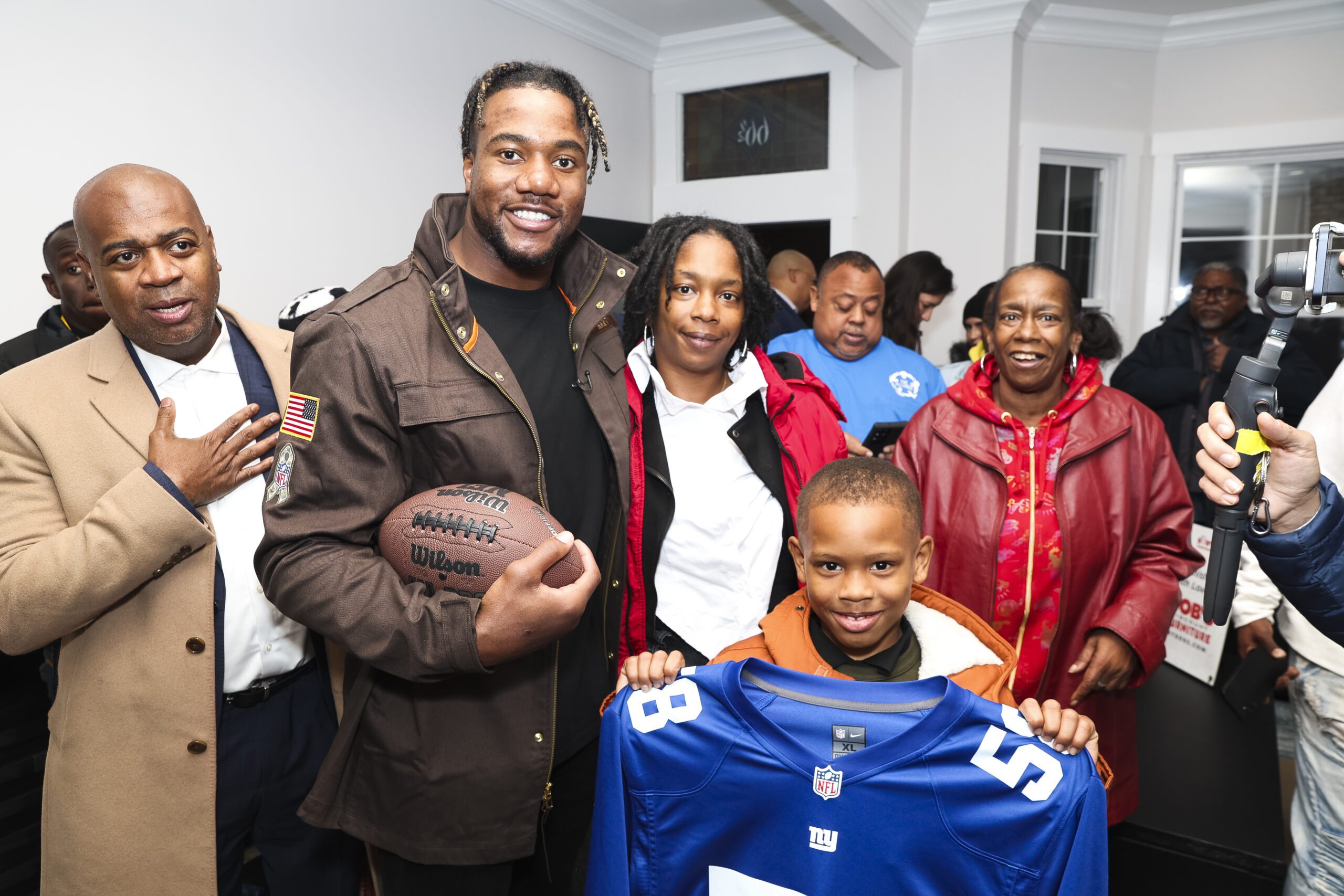 Bob’s Discount Furniture and the New York Giants Help Make a House a Home for the Holidays